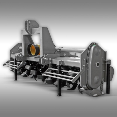 Máquina agrícola metálica cinza com cilindros pretos e detalhes amarelos