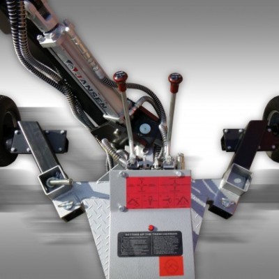 máquina hidráulica metálica com alavancas vermelhas e etiquetas explicativas