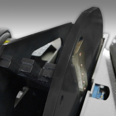 Peças pretas de equipamento industrial com partes metálicas