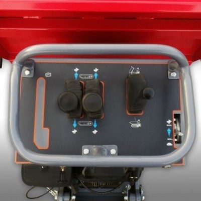 Painel de controlo industrial com alavancas e botões pretos em fundo preto e estrutura vermelha