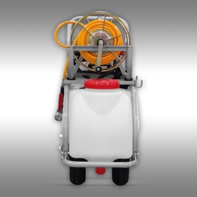 Pulverizador móvel com reservatório branco, mangueira amarela e estrutura metálica cinza