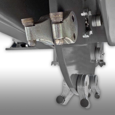 Componentes metálicos industriais cinza com parafusos e peças articuladas