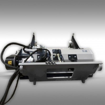 Equipamento agrícola metálico com tubos e estrutura preta e cinza