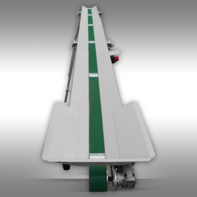 Transportador industrial com correia verde e estrutura metálica cinza