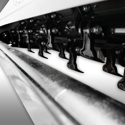 Peças metálicas pretas com lâminas em máquina agrícola