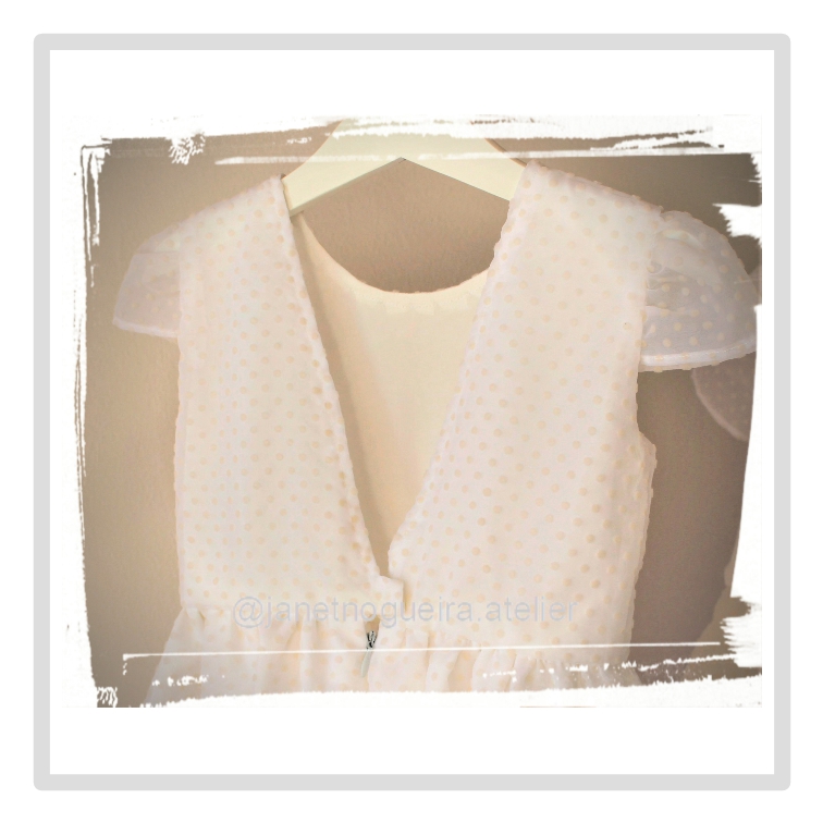 Vestido Violeta Vestido branco com bolinhas e fecho de correr nas costas