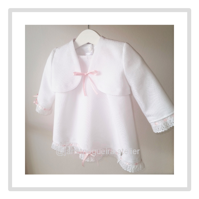 Bolero Bianca Conjunto infantil branco com camisola e casaco, detalhes em renda e laços rosas