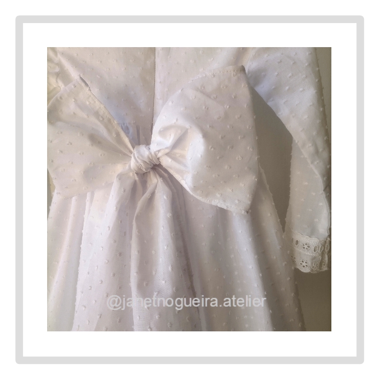 Vestido Iria Vestido branco texturizado com laço grande e mangas com renda