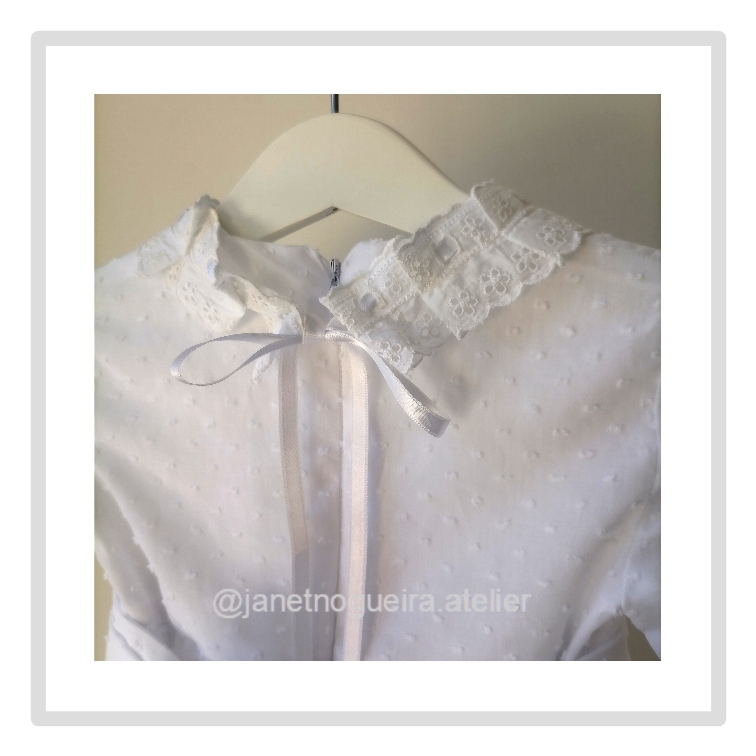 Vestido Iria Camisa branca texturizada com gola rendada e fita para amarrar num cabide