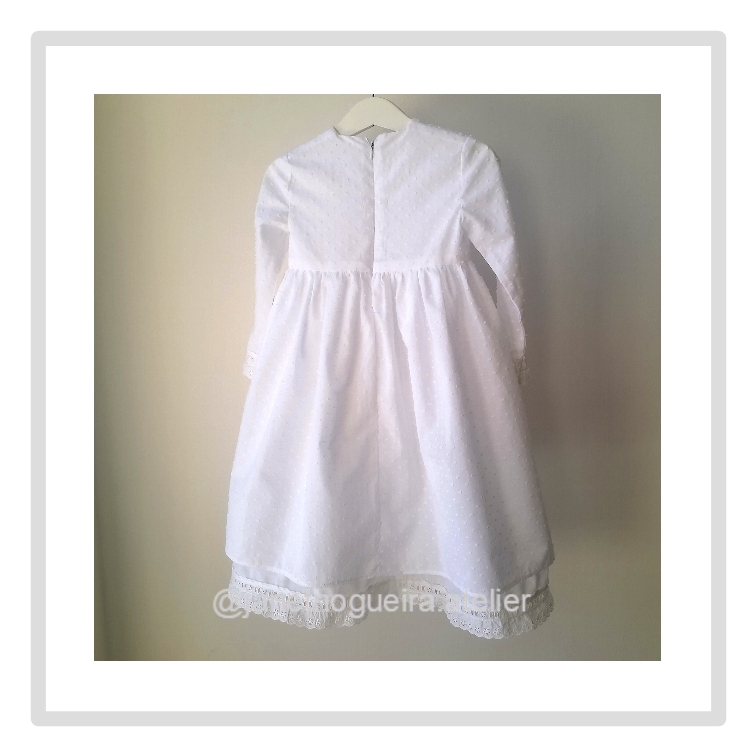 Vestido Iria Vestido branco infantil de manga comprida com renda na barra pendurado