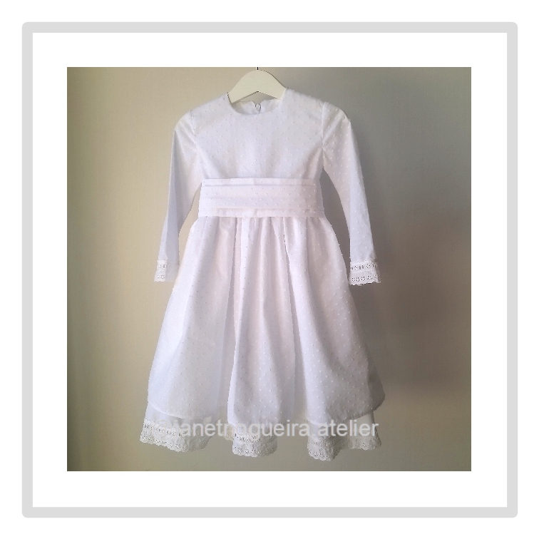 Vestido Iria Vestido branco infantil de manga comprida com faixa e renda