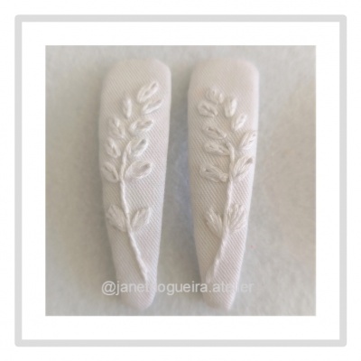 Par de presilhas de cabelo brancas bordadas com folhas