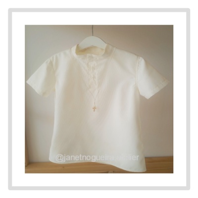 T-shirt branca canelada de manga curta com colar dourado em cabide branco