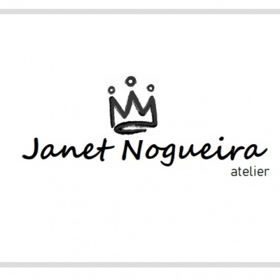Logótipo Janet Nogueira atelier com coroa desenhada a preto em fundo branco