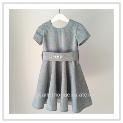 Vestido cinza de manga curta com cinto florido em cabide branco