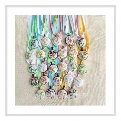 Marcadores de páginas bordados com letras e flores em fitas coloridas