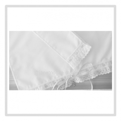 tecido branco com renda e laço branco com textura delicada