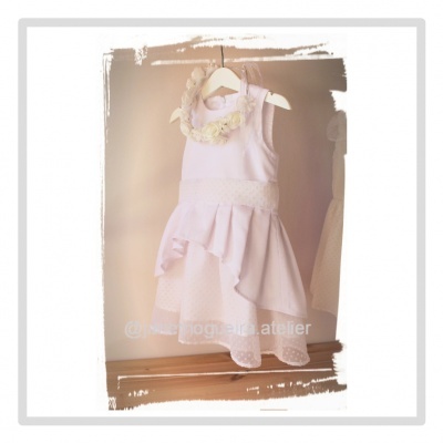 Vestido infantil cor de rosa claro com saia assimétrica e padrão de bolinhas