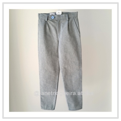Calças cinzentas de algodão com botão azul penduradas