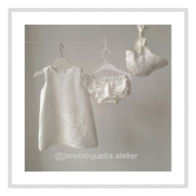 Conjunto de roupa branca para bebé com vestido, calções e faixa com renda