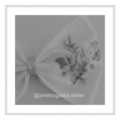 Laço branco com bordado floral e fita prateada