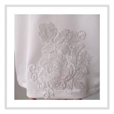 Tecido branco com bordado floral branco em relevo