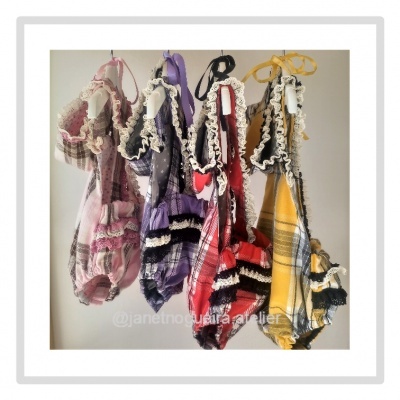 Roupas interiores femininas xadrez penduradas em cabides coloridos