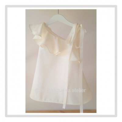 Blusa branca para criança com folho e fita de amarrar no ombro