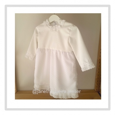 Vestido branco de bebé com rendas e mangas compridas