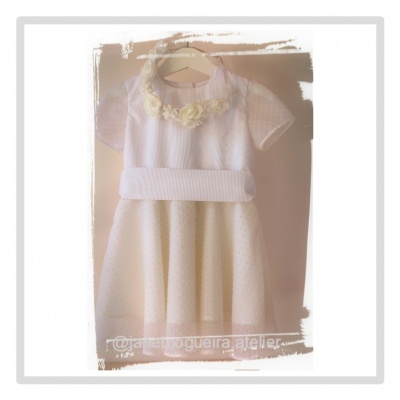 Vestido branco para criança com detalhes em flores e tule bolinhas.