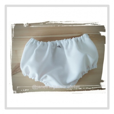 Cueca de bebé branca com tecido texturizado e bordado 'baby'