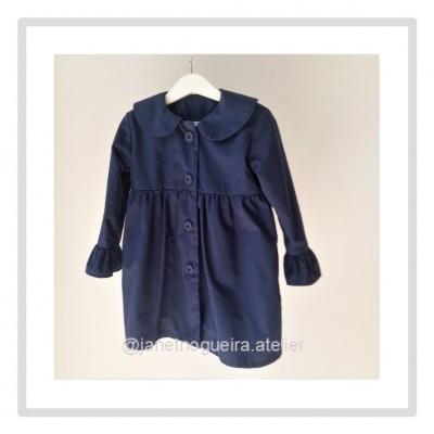 Vestido azul escuro para criança com gola redonda e botões frontais