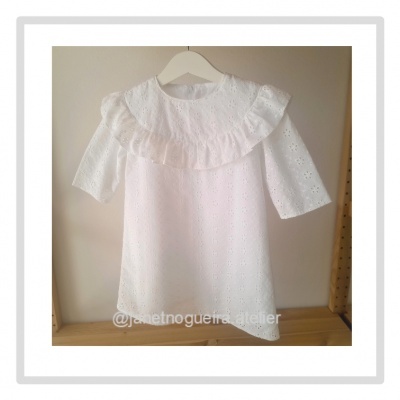 Vestido infantil branco com bordados e folho no cabide
