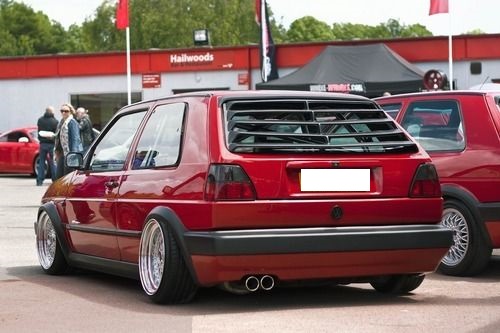 Automóvel hatchback vermelho com persianas nas janelas traseiras