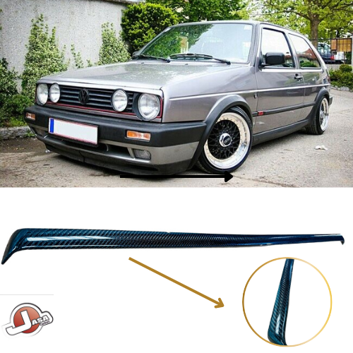 Volkswagen GTI cinzento estacionado e peça em fibra de carbono azul escuro para automóvel