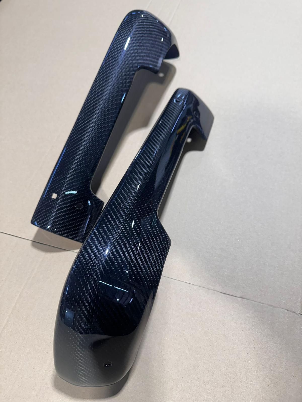 Duas pegas de porta de carro em fibra de carbono preta brilhante