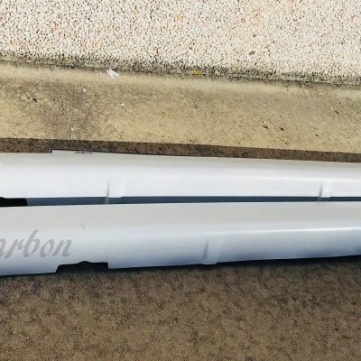 Duas saias laterais de fibra de carbono branca para carro com logo JasaCarbon