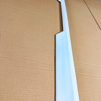 Peça branca longa e fina sobre superfície de cartão