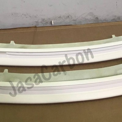 Duas peças longas brancas com inscrição Jasacarbon colocadas sobre uma superfície castanha