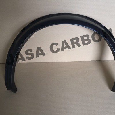 Aro preto fosco circular sobre superfície bege com texto CASA CARBO