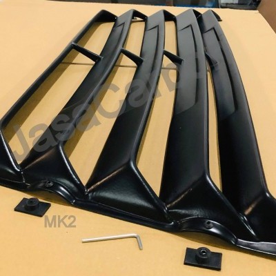 Lamelas pretas para farol de automóvel com acessórios sobre superfície de madeira