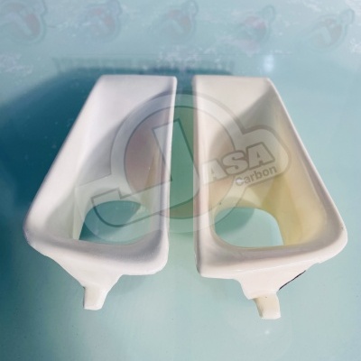 Duas peças plásticas brancas retangulares com buraco oval em superfície azul refletora