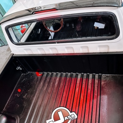 Caixa de carga de carro com interior preto e logótipo Jasa Carbon