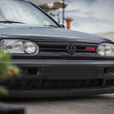 Frontal de carro Volkswagen preto com faróis redondos e logótipo VW