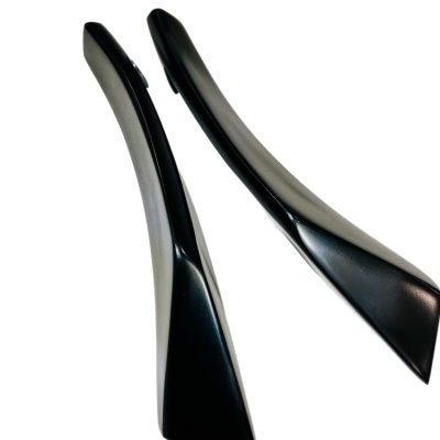 Dois aerofólios pretos brilhantes para automóvel sobre fundo branco