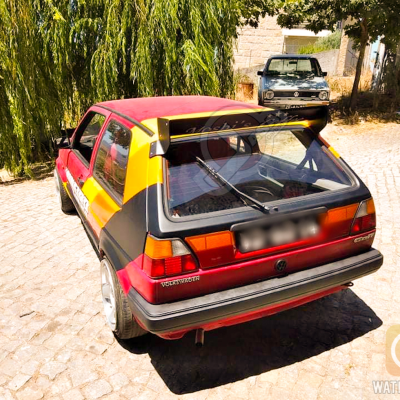 Renault 5 Turbo vermelho com spoiler traseiro