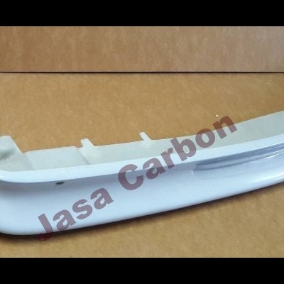 Difusor automóvel traseiro branco com texto 'lasa Carbon'