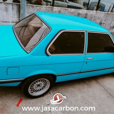 Carro clássico azul celeste com spoiler preto e jantes prata