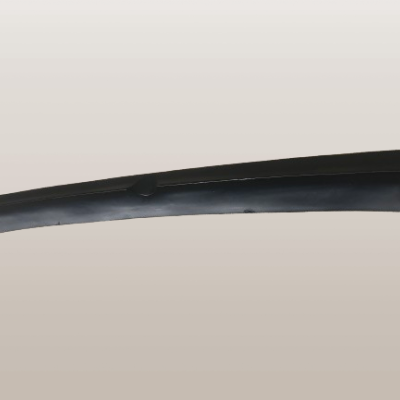 Barra de plástico preto ligeiramente curva sobre fundo claro