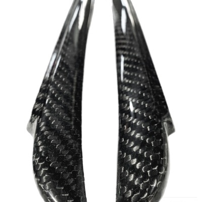 Prolongadores de espelho retrovisor em fibra de carbono preta com padrão de trama visível